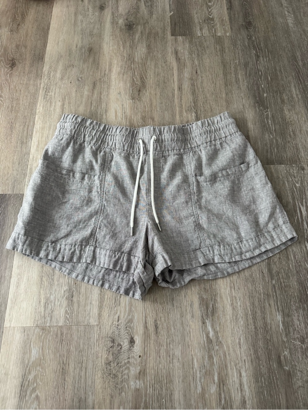 Athleta Cabo Linen 4" Shorts w/ elastic drawstring waistband and front pockets